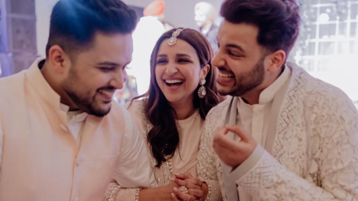parineeti-chopra-sharing-a-heartwarming-moment-with-her-brothers-during-her-engagement-ceremony-with-aap-leader-raghav-chadha
